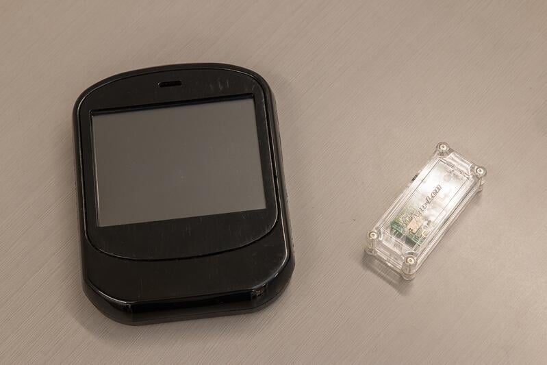 左:販売中のSleep Busterコントローラー/右:開発中のAPWセンサー計測特化装置